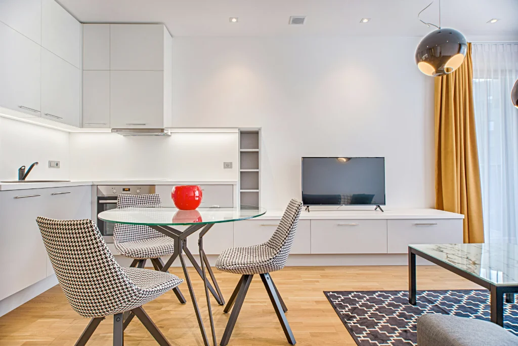 Simple Louis Bright Apt booking experience